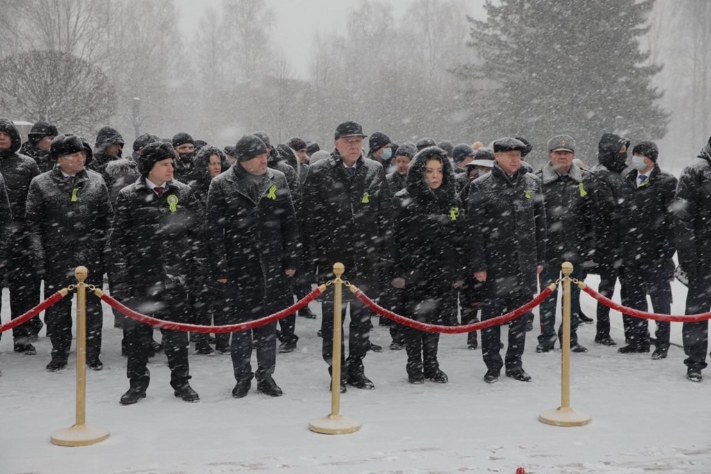 В память о защитниках и жителях блокадного Ленинграда депутат Михаил Романов возложил цветы к мемориалу