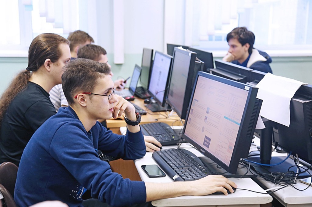 Выпускники школ Калининградской области всё чаще выбирают ИТ-профессии
