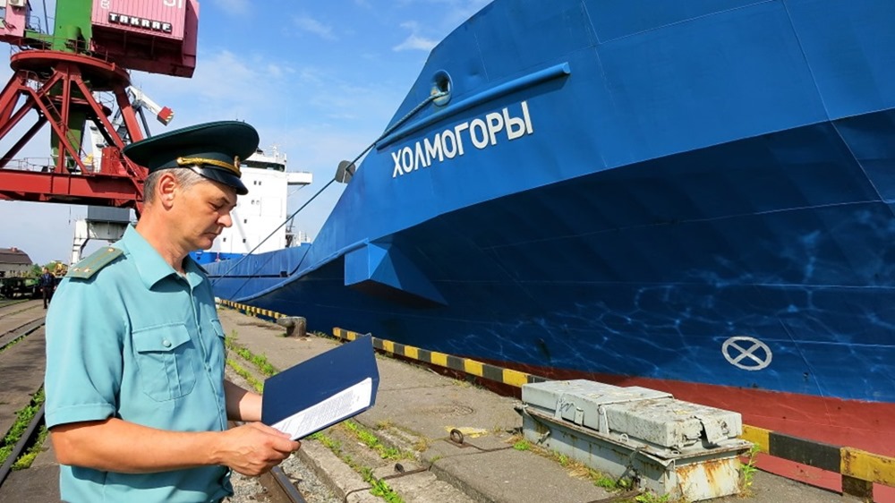 Грузовое судно "Холмогоры" прибыло на таможенный пост морского порта Калининграда