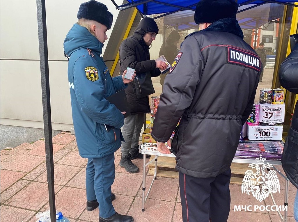 Полиция и МЧС проверили торговцев пиротехникой в Калининграде