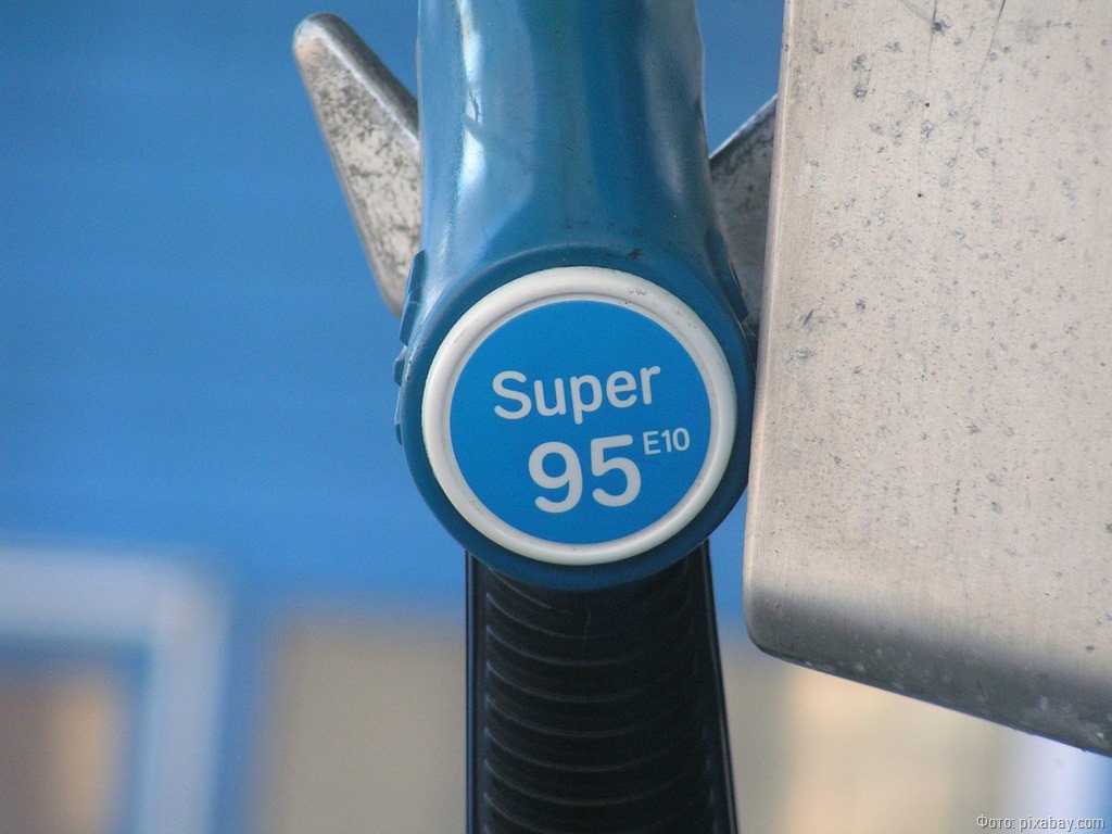 Средняя цена бензина в Калининграде подбирается к 55 рублям за литр