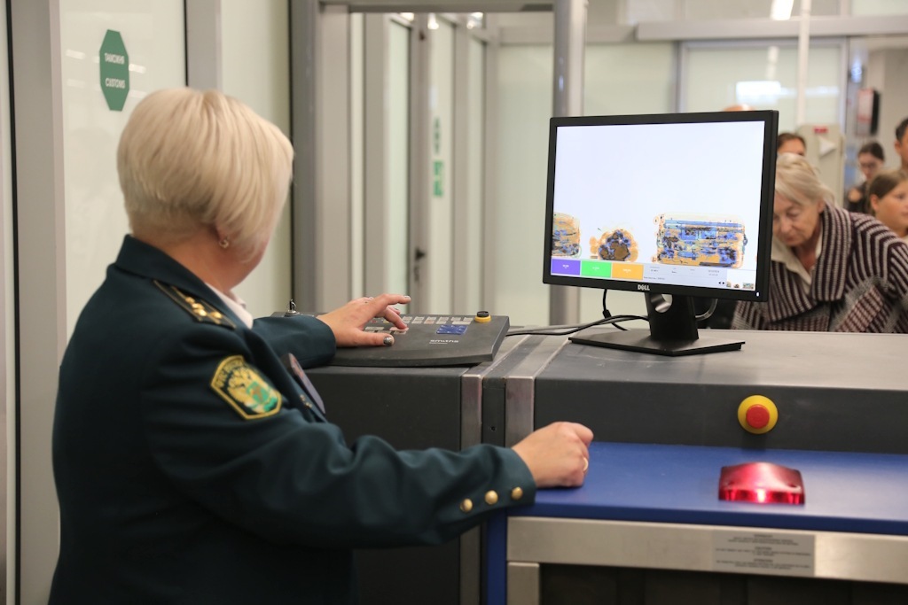 В Храброво остановили пассажиров с крупными партиями одежды и ювелирных изделий