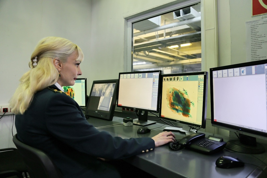 Пассажиры продолжают нелегально вывозить янтарь из Калининграда