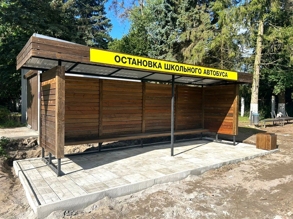 Осужденные изготовили современный остановочный павильон для школьников