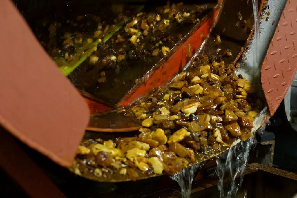 Янтарный комбинат вдвое увеличивает поставки местным мастерам